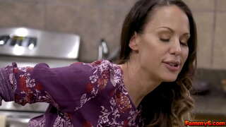 Morena caliente mujer Mckenzie Lee pone un poco de ADN de la joven stud y lo hace cum