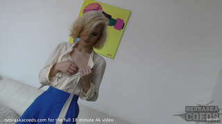 Szép szőke lány, aki ad ultra hot strip tease furcsa tárgy üveg behelyezés kreatív pornó