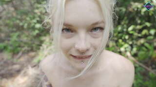 ���ेक्सी किशोर बड़ा डिक बेकार है जंगल में. Karneli बांदी