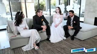 Pappas te help om uit hul stepdaughters Hazel Moore en Jasmine Luv te kry&#039;n paar seks kennis