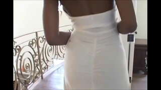 Nyomi njupuk dheweke di cekel bokong