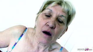 ���လွန်အဟောင်းကို Granny Gabi လိင်တူနဂါးကြက်ငယ်