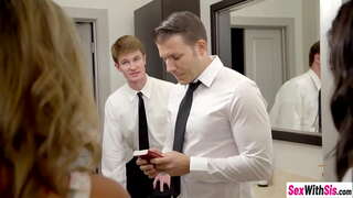 Los adolescentes Sexy Ms Faris y Whitney Wright disfrutado de hardcore threesom sexo después de que dick aspirado