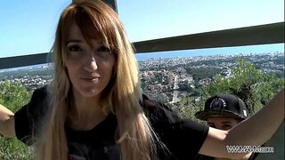 Гучна руда мілфа жорстко трахнута в жопу в громадському місці