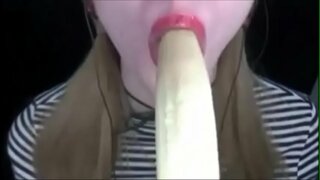 Прекрасні дівчата люблять фрукти