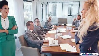 Mara sabiħa intraprendituri jmorru ras għal ras waqt boardmeeting.L-negozjanti oħra toħroġ malajr kemm huma jistgħu.Fl-aħħar nett il-sess għandhom l-kamra għall-lilhom infushom u l-bidu kiss u jilgħaqux lil xulxin