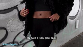 Public Agent UK Pango Asia Rae rere tona reka nui kaihe i runga i te ure nui hoki te moni