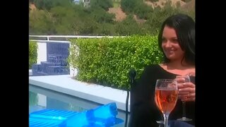 Гаряча татуювання красуня з вороних волоссям спокушає хлопця на патіо, щоб отримати велику знижку на купівлю будинку