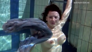 Tamaiti kauhoe Katka takai iho i roto i te puna kaukau