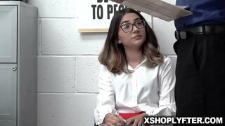 ���್ಯಾಲಿ ಕಚೇರಿ ಮೇಜಿನ ಮೇಲೆ ಫಕ್ ಸಿಕ್ಕಿತು