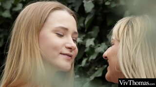 Seksowne dziewczyny-nastolatki lizać siebie mokre cipki