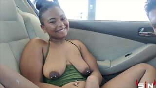 Sucia Puta se la follan fuera